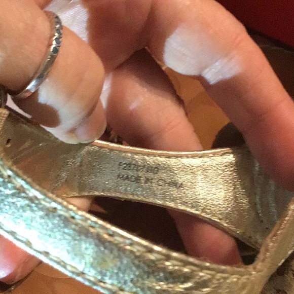 COACH METALLIC GOLD LEATHER BUCKLE SANDALS W/CHARM - Picture 14 of 15